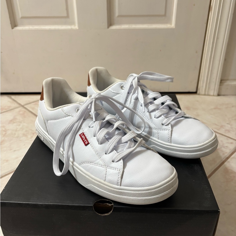 Levi's Classic White Lace-Up Shoes